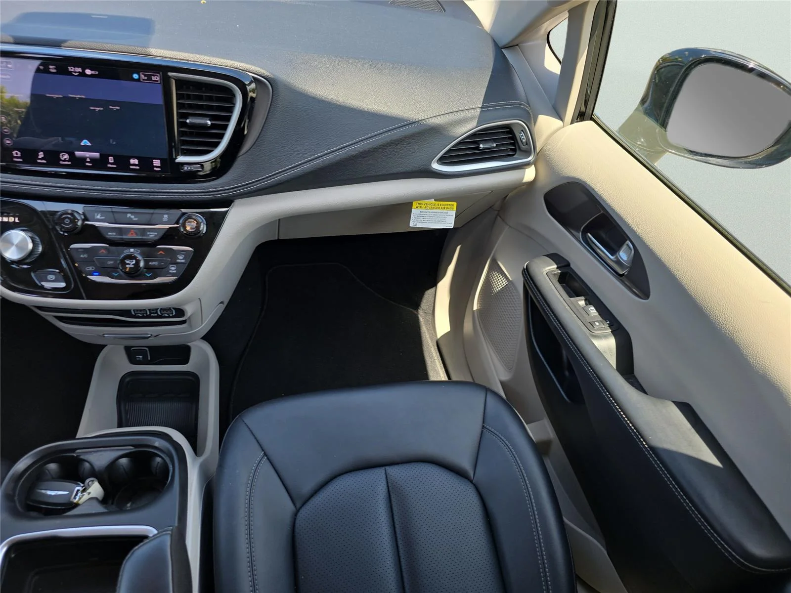 Used 2024 Black Chrysler Hybrid Select image 40