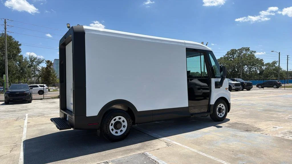 Used 2024 Oyster White BrightDrop EJY image 10
