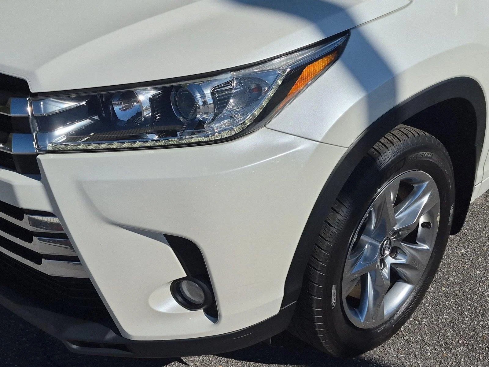 Used 2018 Blizzard Pearl Toyota Limited image 9