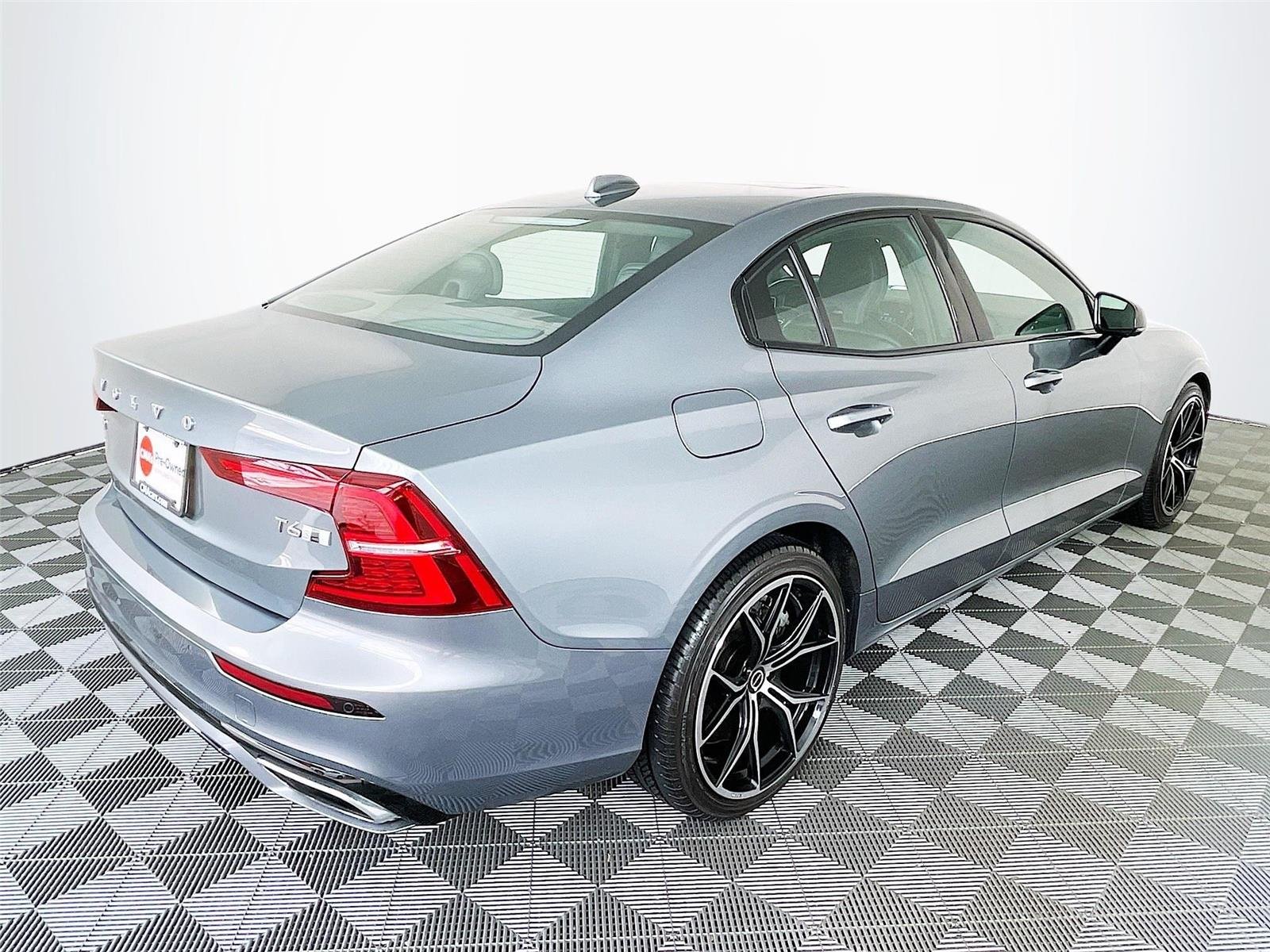 Used 2019 Pebble Grey Metallic Volvo R-Design image 9