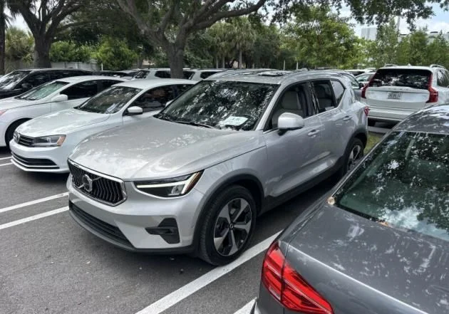 Used 2023 Silver Volvo Ultimate image 2
