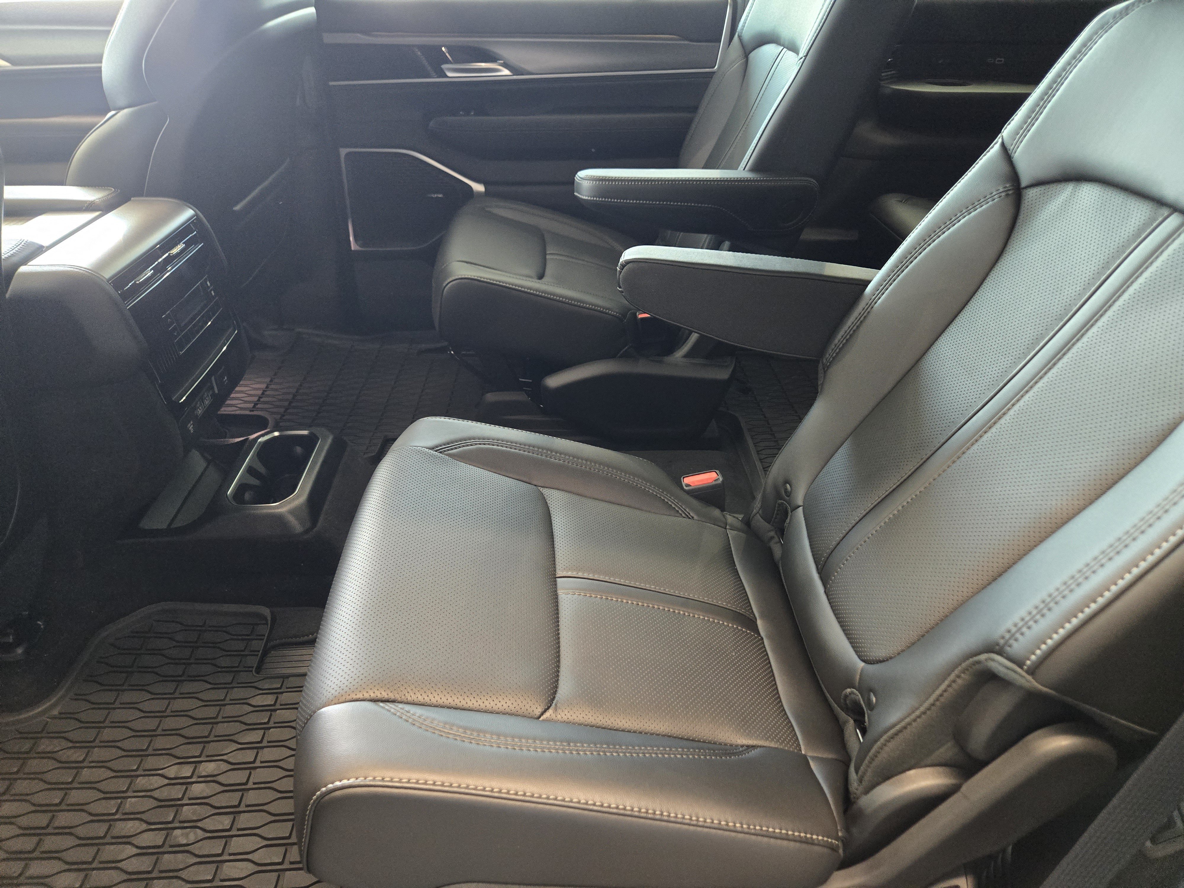 New 2026 Silver-Zynith Exterior Paint Jeep Upland image 19