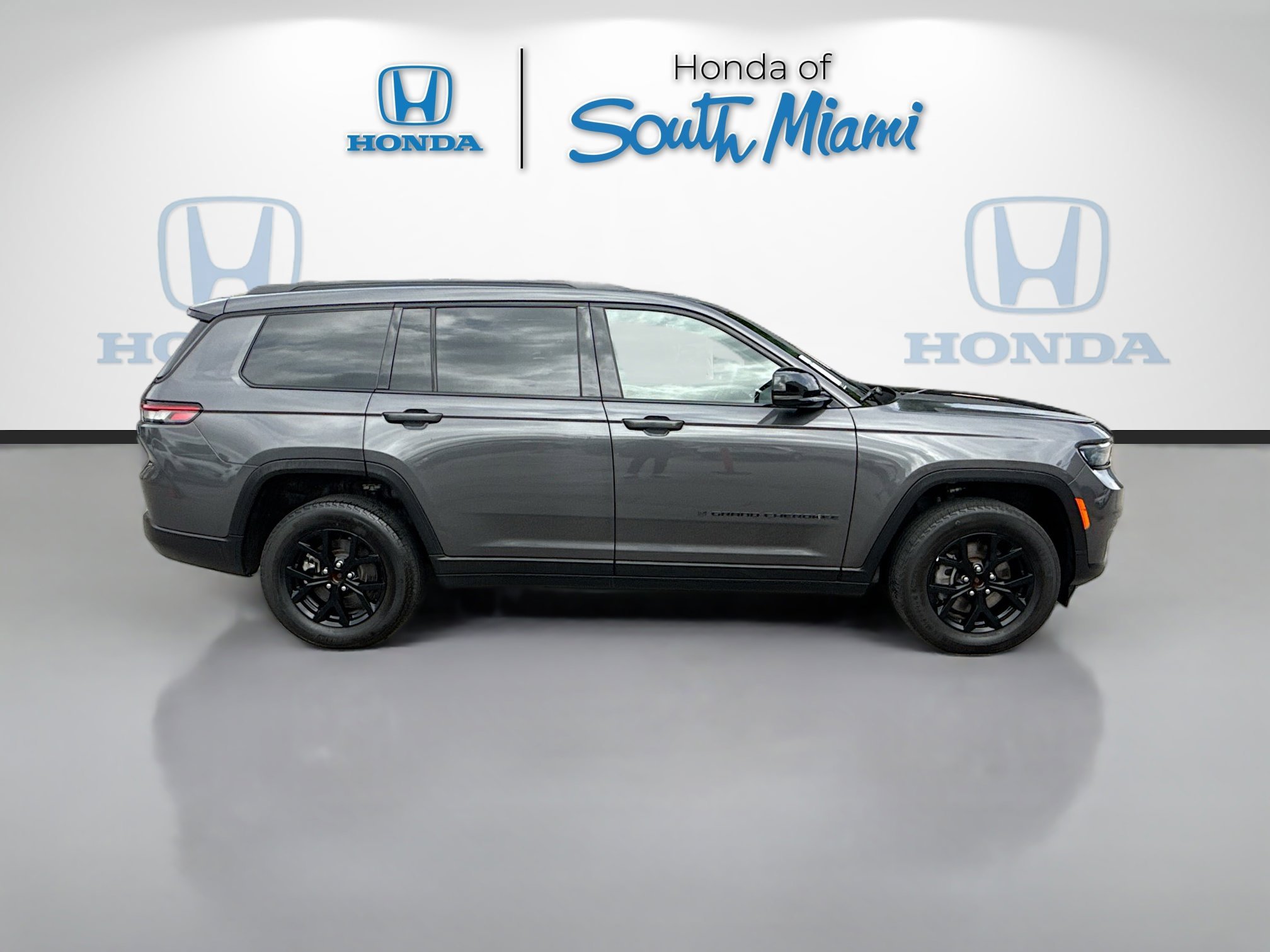 Used 2024 Baltic Gray Metallic Clearcoat Jeep Altitude image 8