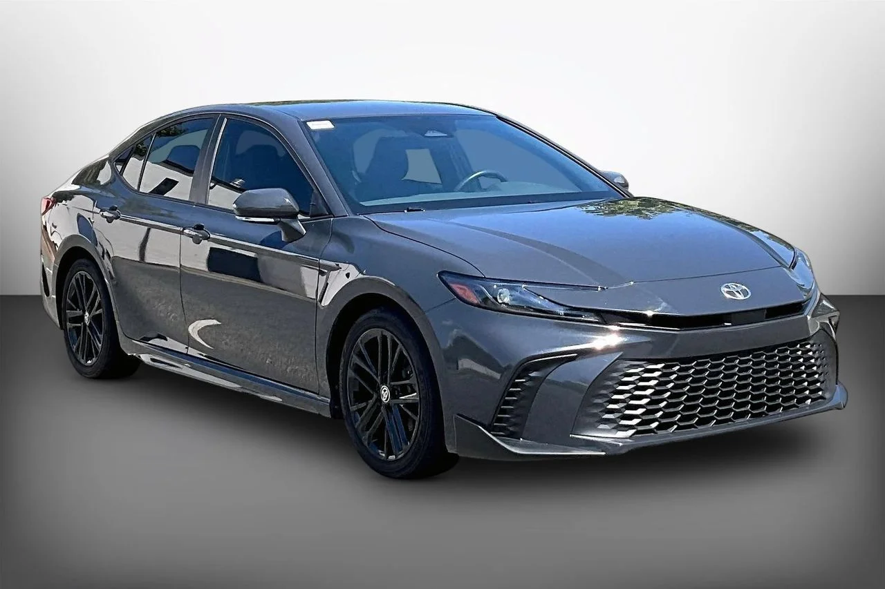 Used 2025  Toyota SE image 1