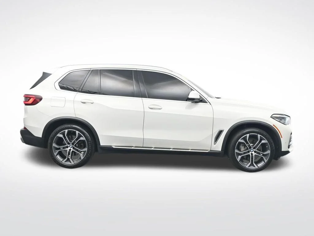 Used 2022 White BMW sDrive40i image 4