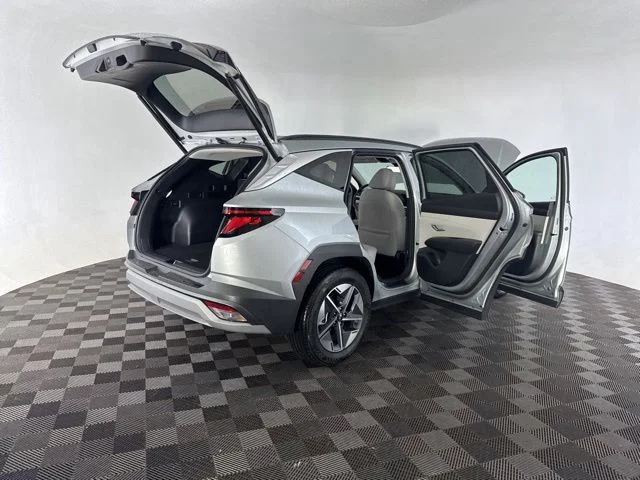 Used 2025 Silver Hyundai SEL image 17