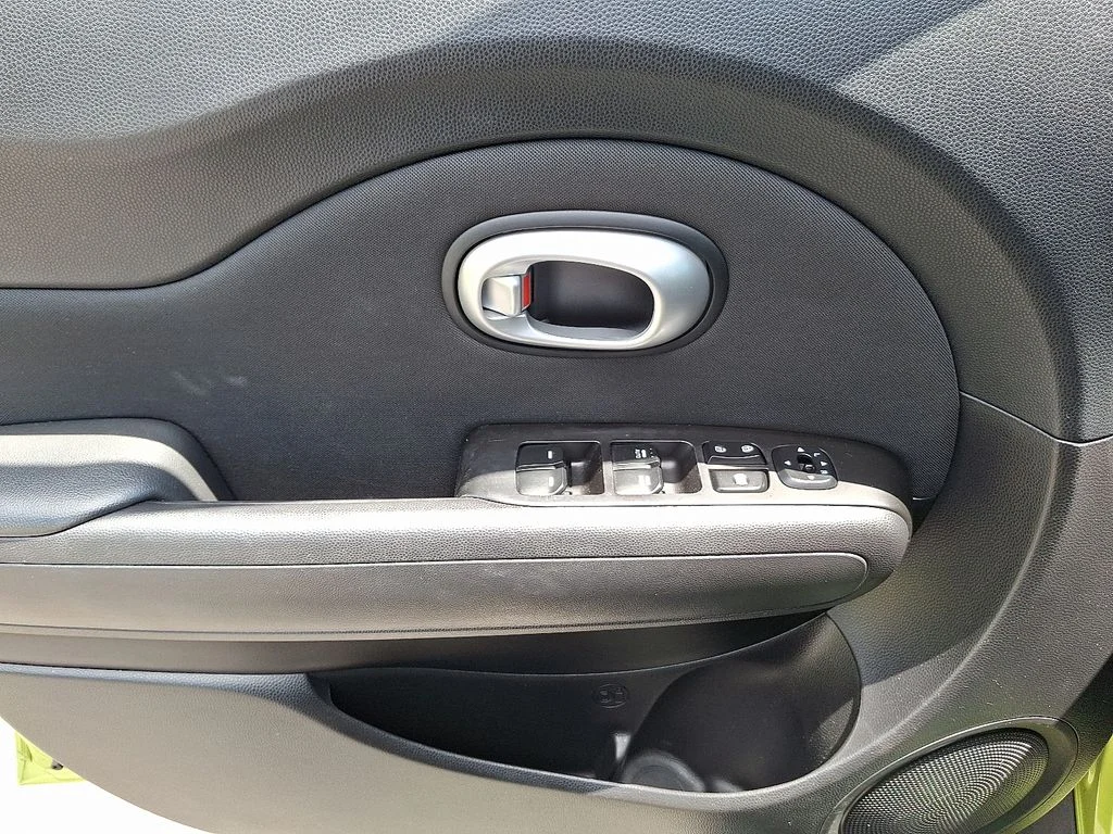 Used 2014 Green Kia Base image 12