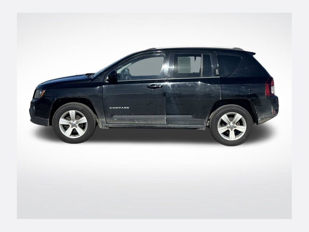 Used 2016  Jeep Latitude image 1