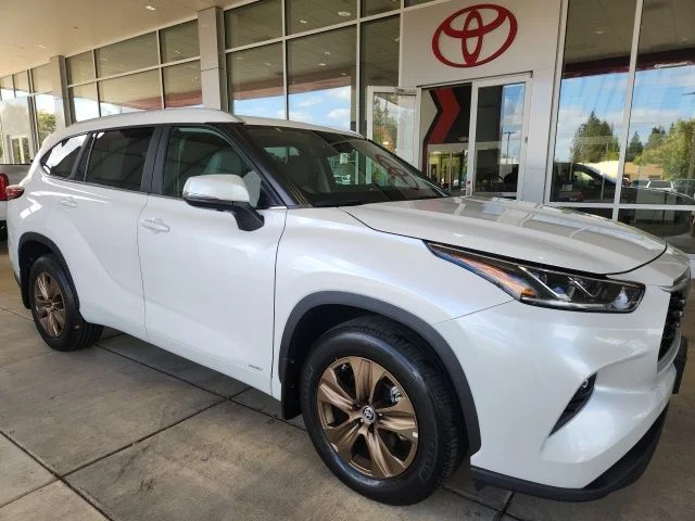 Used 2023 Beige Toyota Bronze Edition image 6