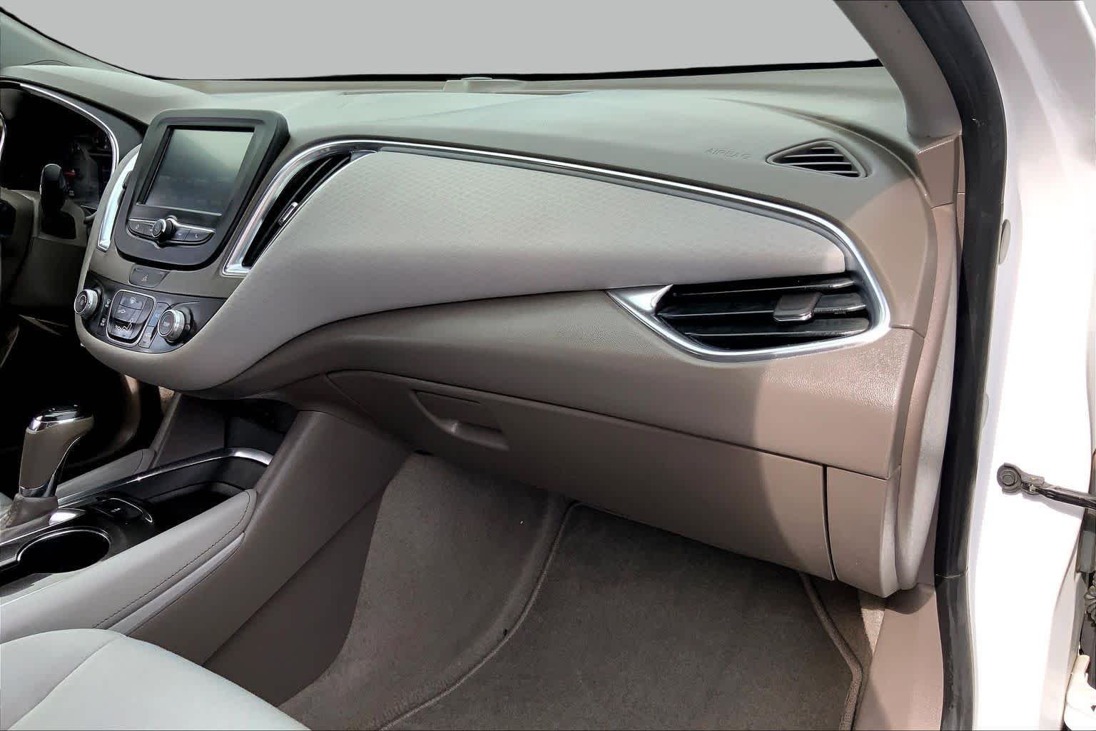 Used 2018 SUMMIT WHITE Chevrolet LT image 19