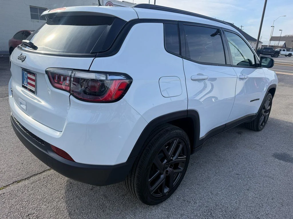 New 2026 White Jeep Latitude image 9
