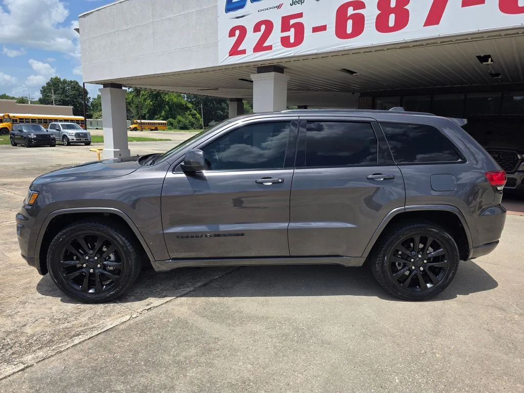 Used 2019 Gray Jeep Altitude image 3