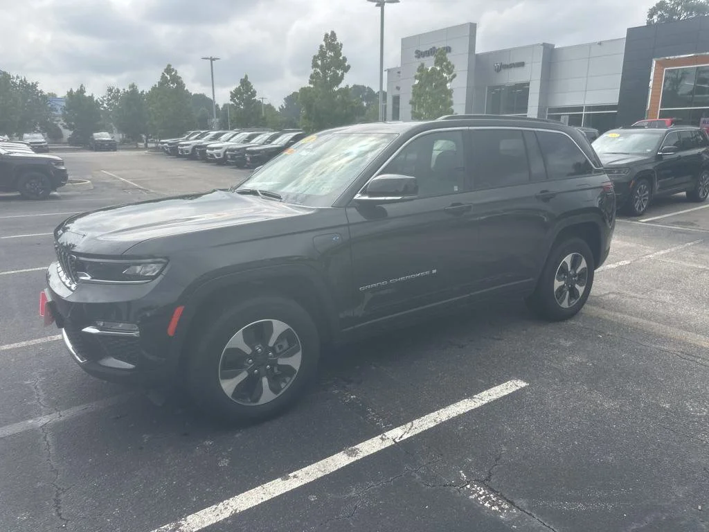New 2024 Rocky Mountain Pearl-Coat Exterior Paint Jeep 4xe image 2