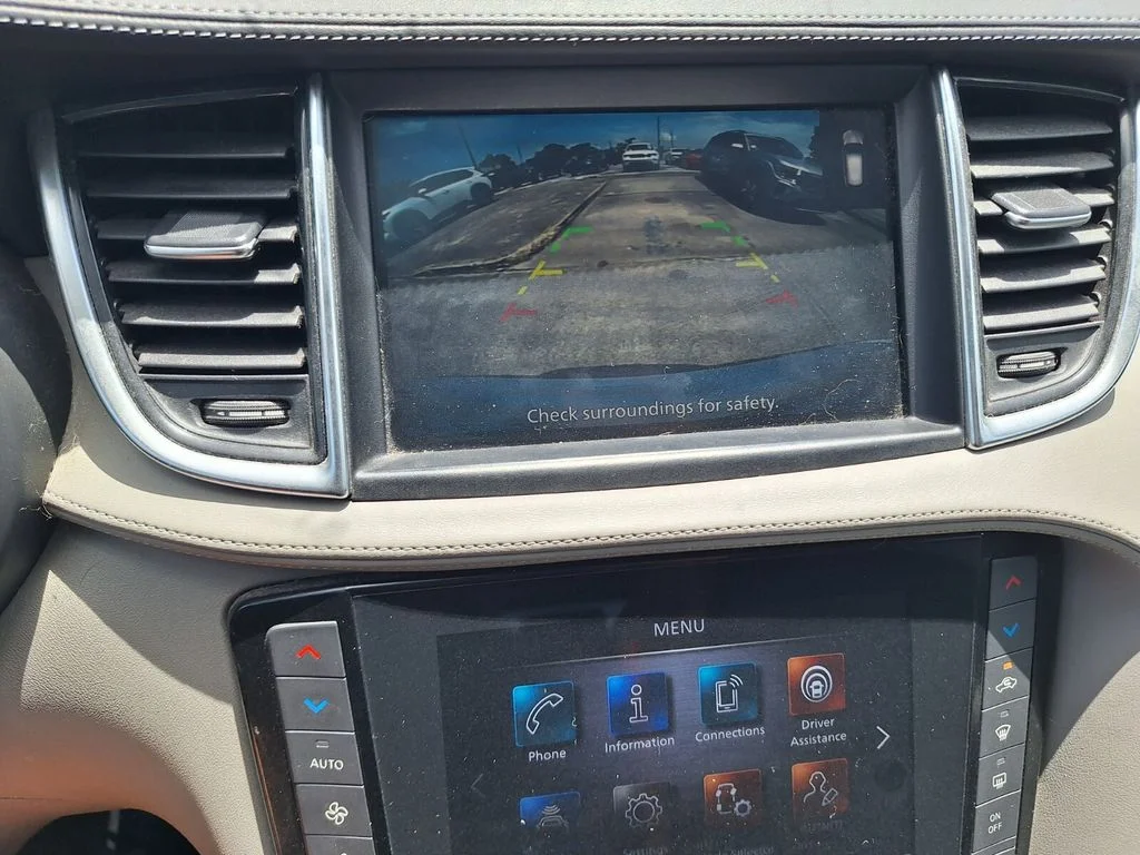 Used 2023 White INFINITI LUXE image 22