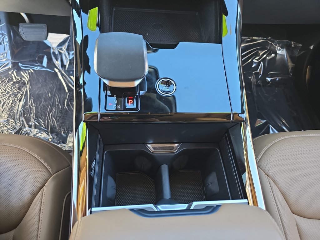 Used 2024 Green Land Rover SE image 26