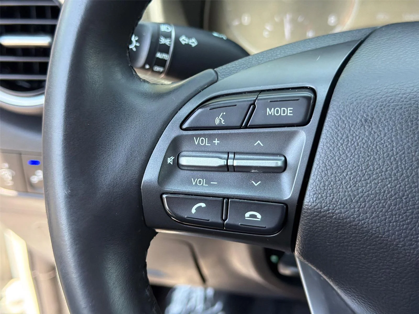 Used 2018 Chalk White Hyundai SEL image 35