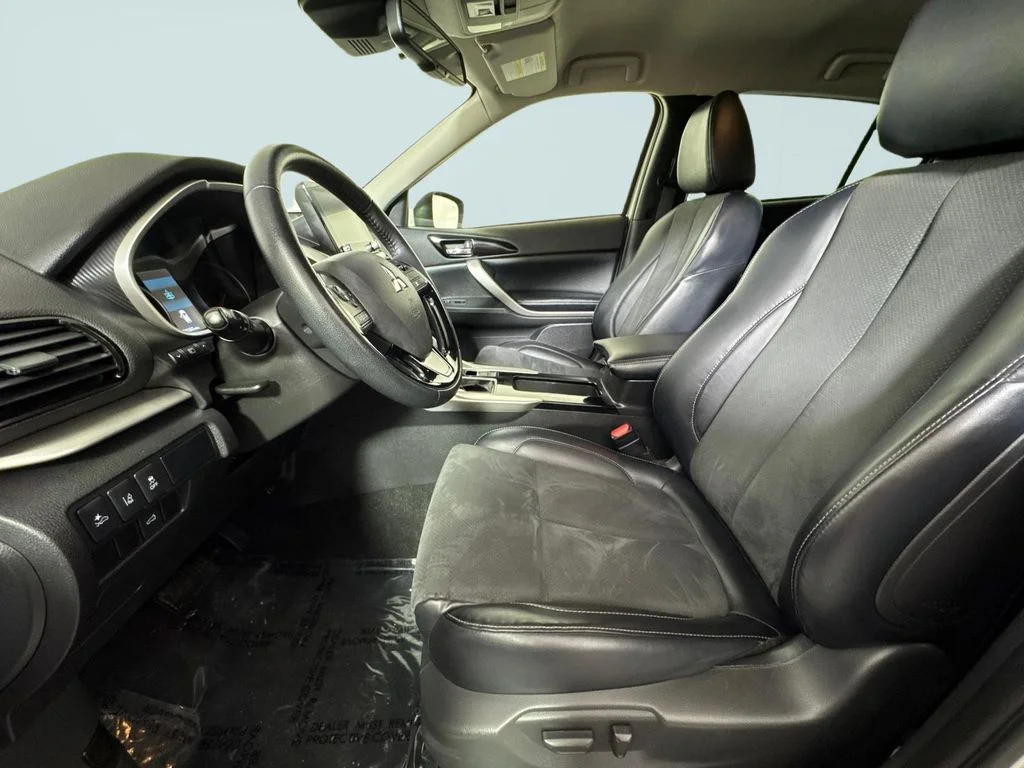 Used 2024 Silver Mitsubishi SE image 6