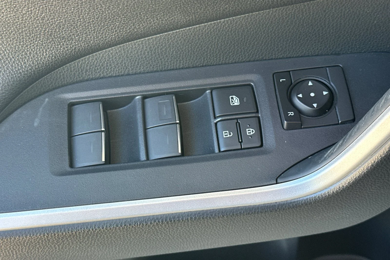 2024 Toyota RAV4 XSE - Photo 20