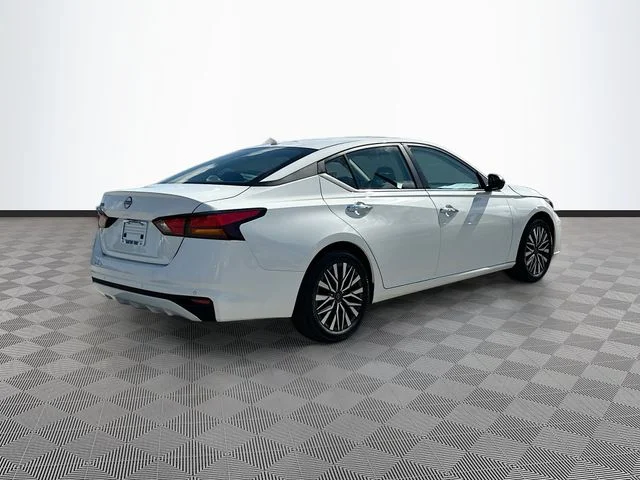Used 2025 White Nissan 2.5 SV image 5