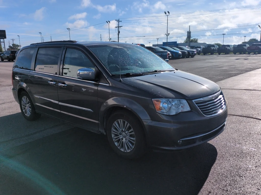 Used 2016 Granite Crystal Metallic Clearcoat Chrysler Touring-L Anniversary Edition image 4