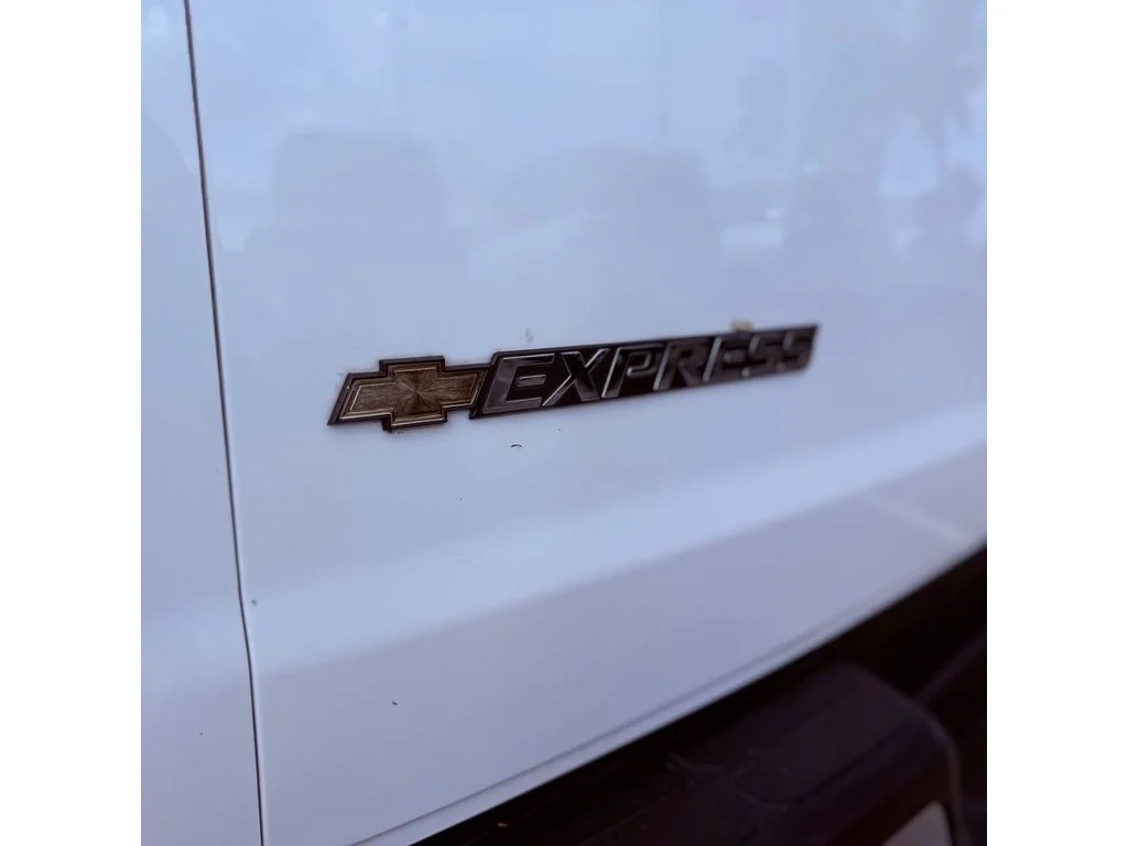 Used 2025 Summit White Chevrolet LT image 30