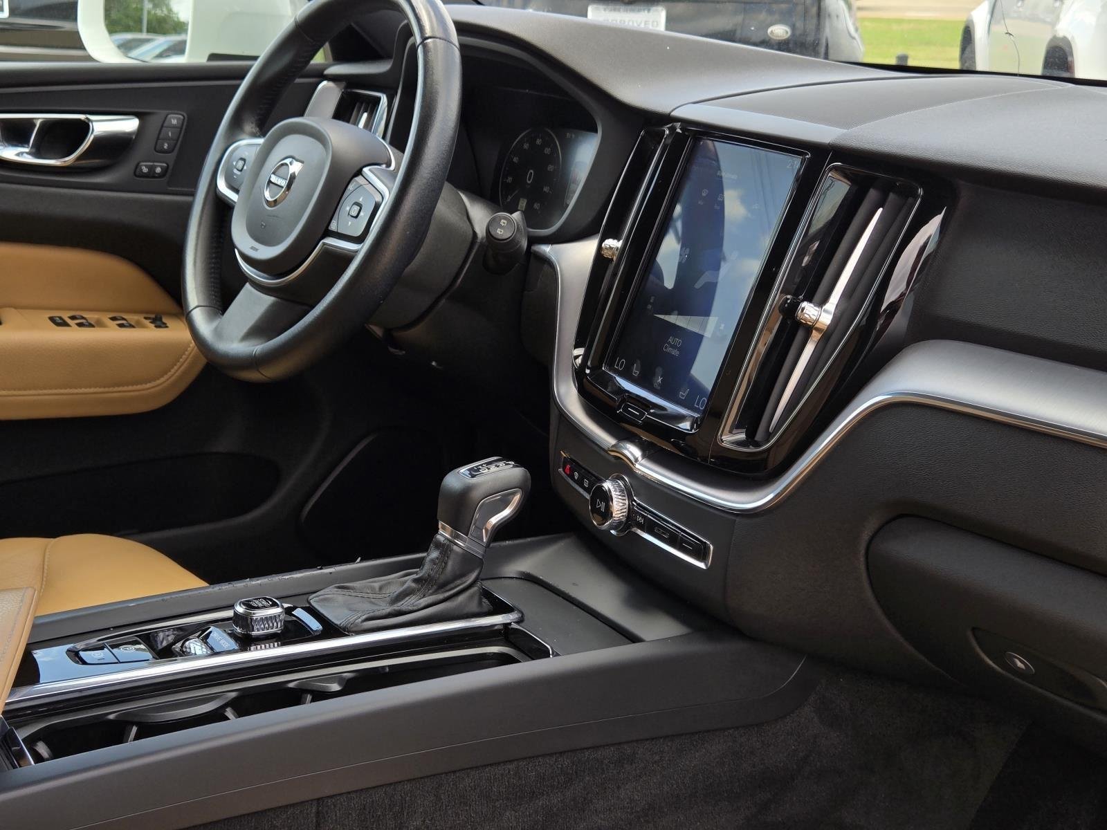 Used 2020 Ice White Volvo Momentum image 41