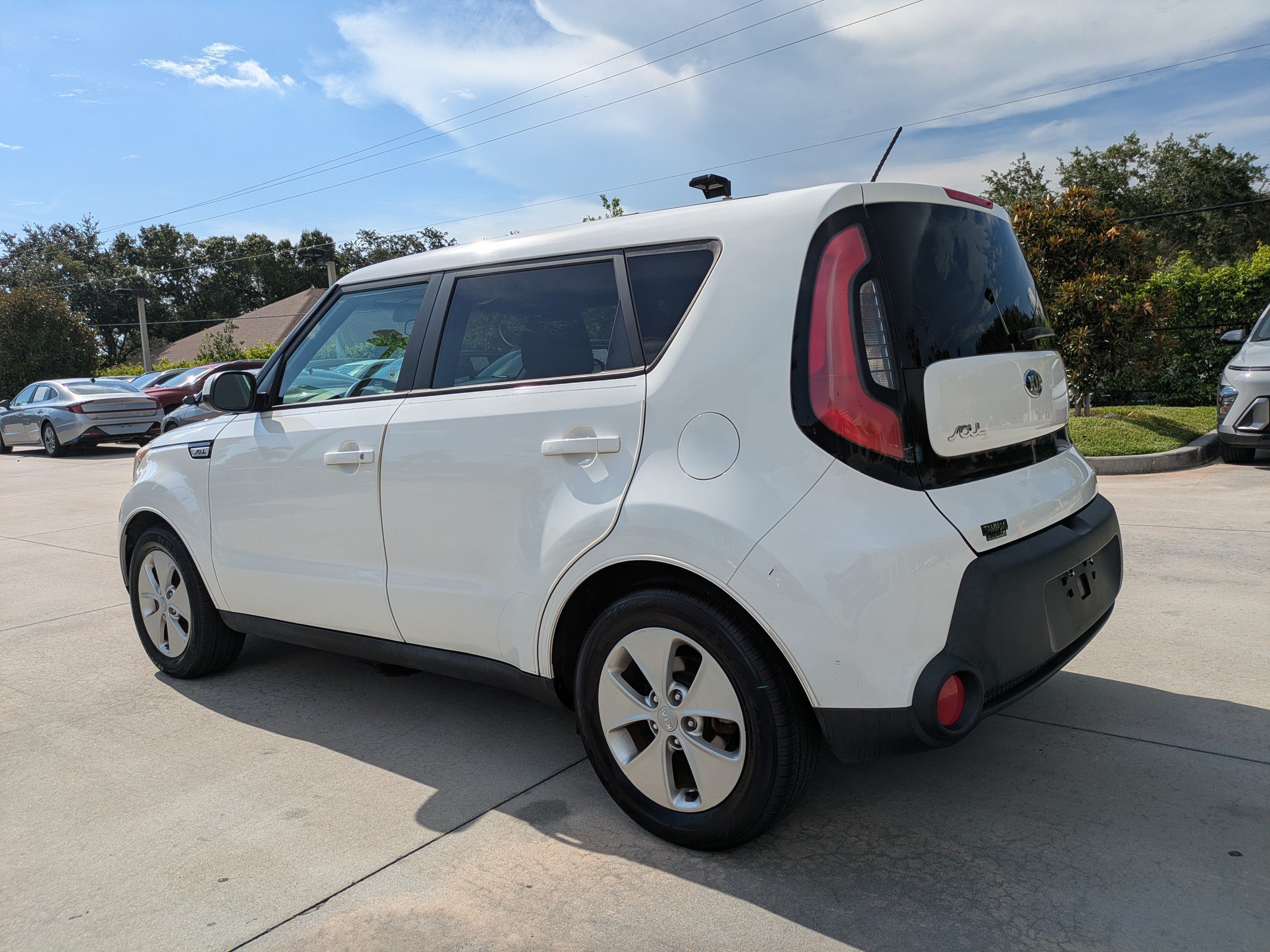 Used 2016 Clear White Kia BASE image 4