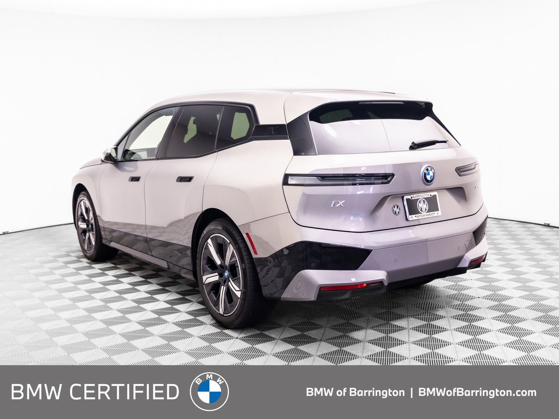 Used 2024 Gray BMW xDrive50 image 3