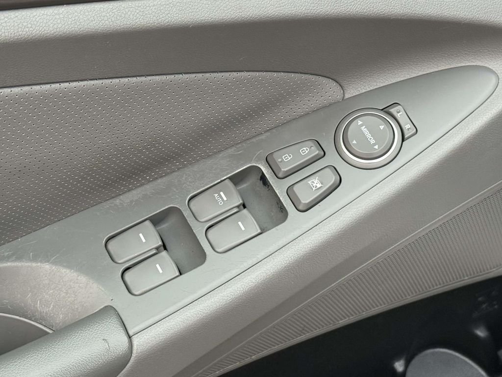 Used 2012 Silver Frost Metallic Hyundai Base image 31