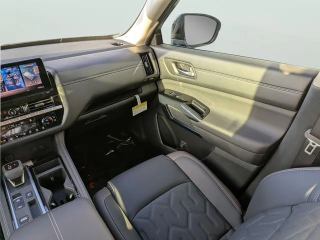 New 2026 Boulder Gray Pearl / Super Black Two-tone Nissan Platinum image 12