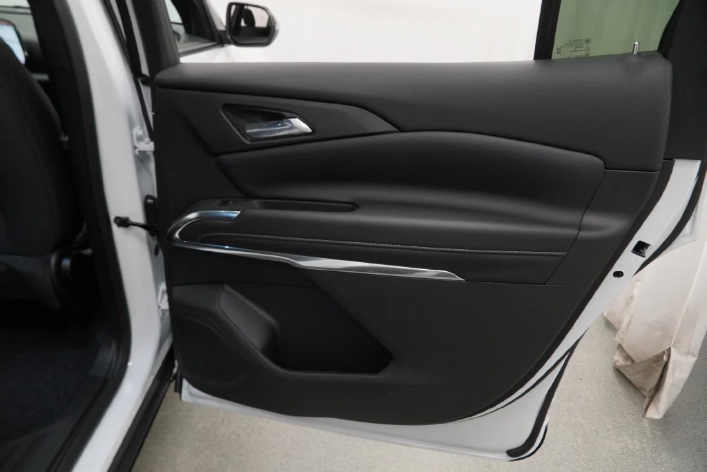 New 2027 Summit White Chevrolet LT image 36
