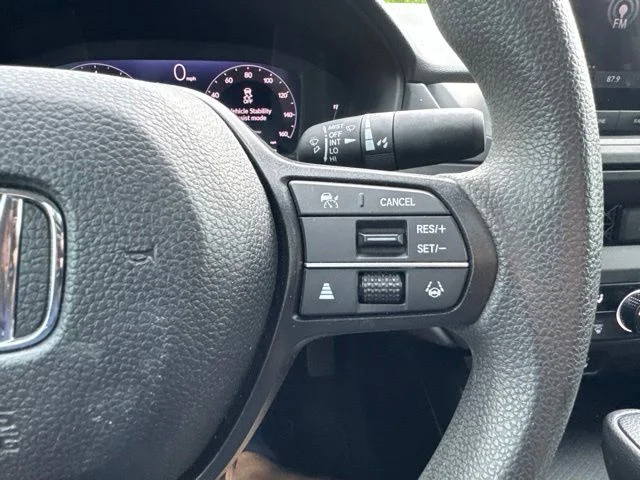 Used 2025 White Honda SE image 25