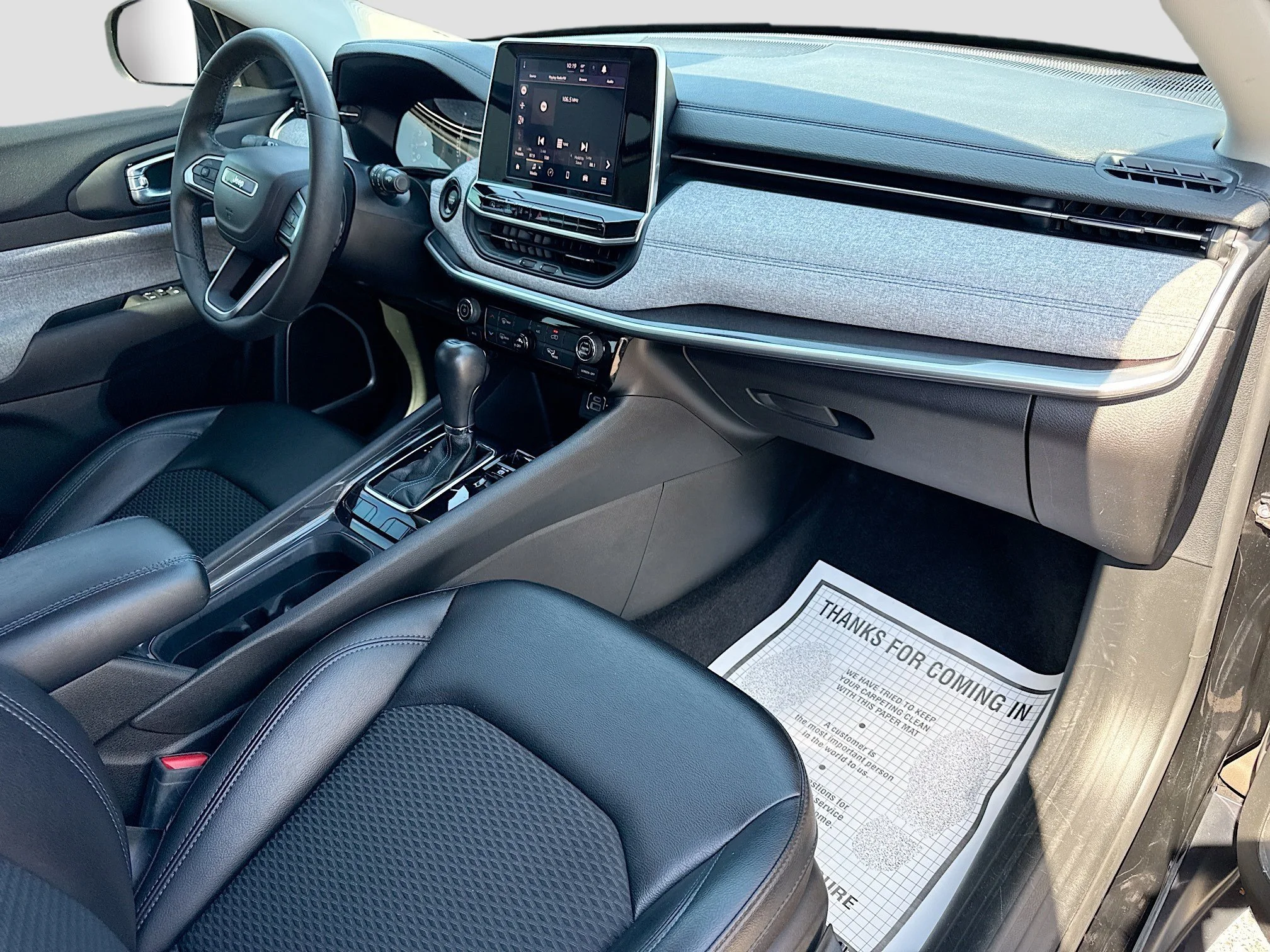 Used 2022 Diamond Black Crystal Pearlcoat Jeep Latitude image 13