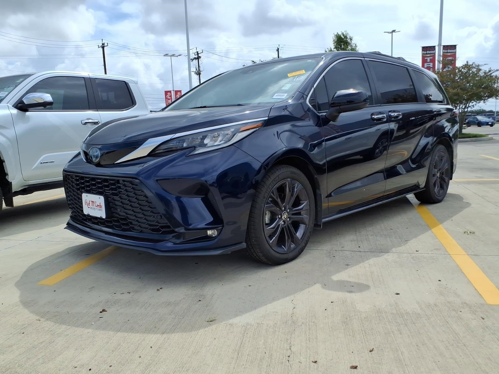 2022 Toyota Sienna XSE 7-Passenger Hybrid FWD's photo