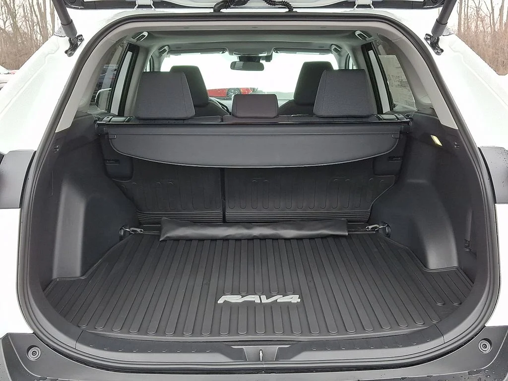 2025 Toyota RAV4 XLE - Photo 20