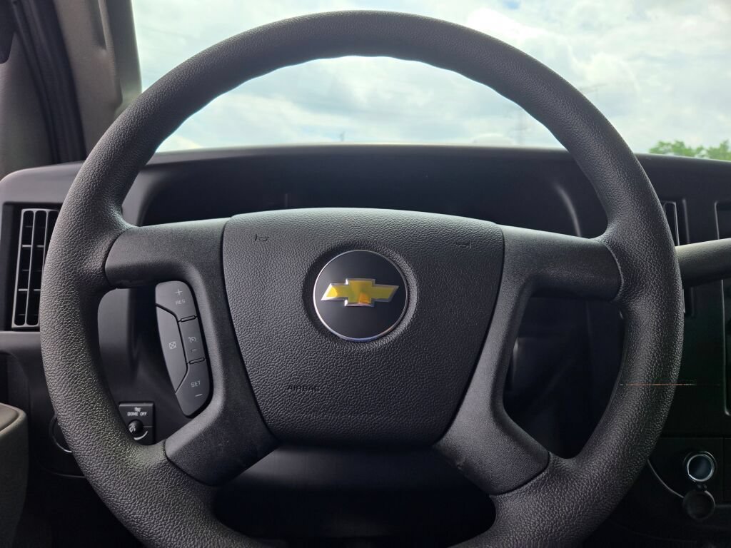 New 2026 Summit White Chevrolet WT image 25