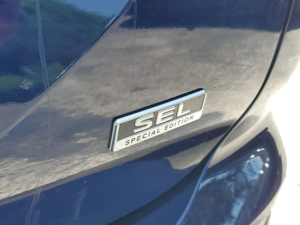 Used 2022  Mitsubishi SEL image 9