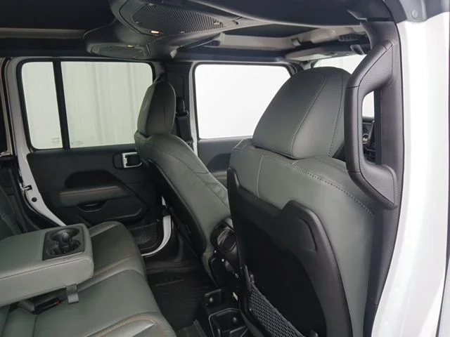 New 2026 Bright White Clear-Coat Exterior Paint Jeep Mojave X image 22