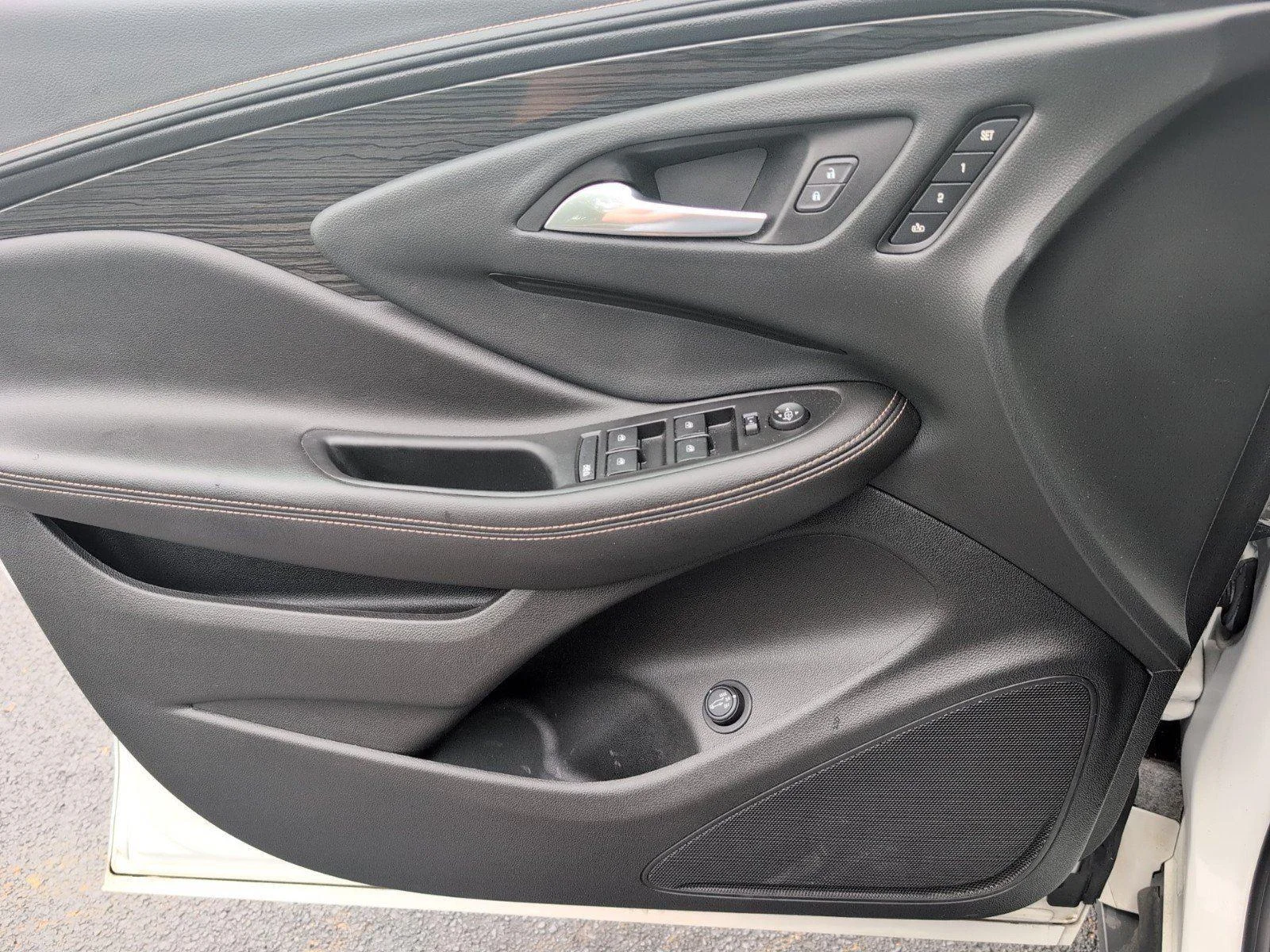Used 2018 SUMMIT WHITE Buick Essence image 19