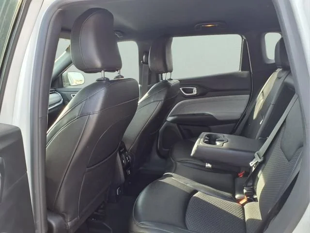 Used 2024  Jeep Latitude image 20