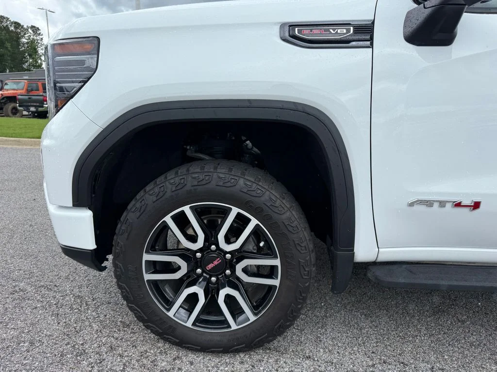 Used 2025 White GMC AT4 image 22