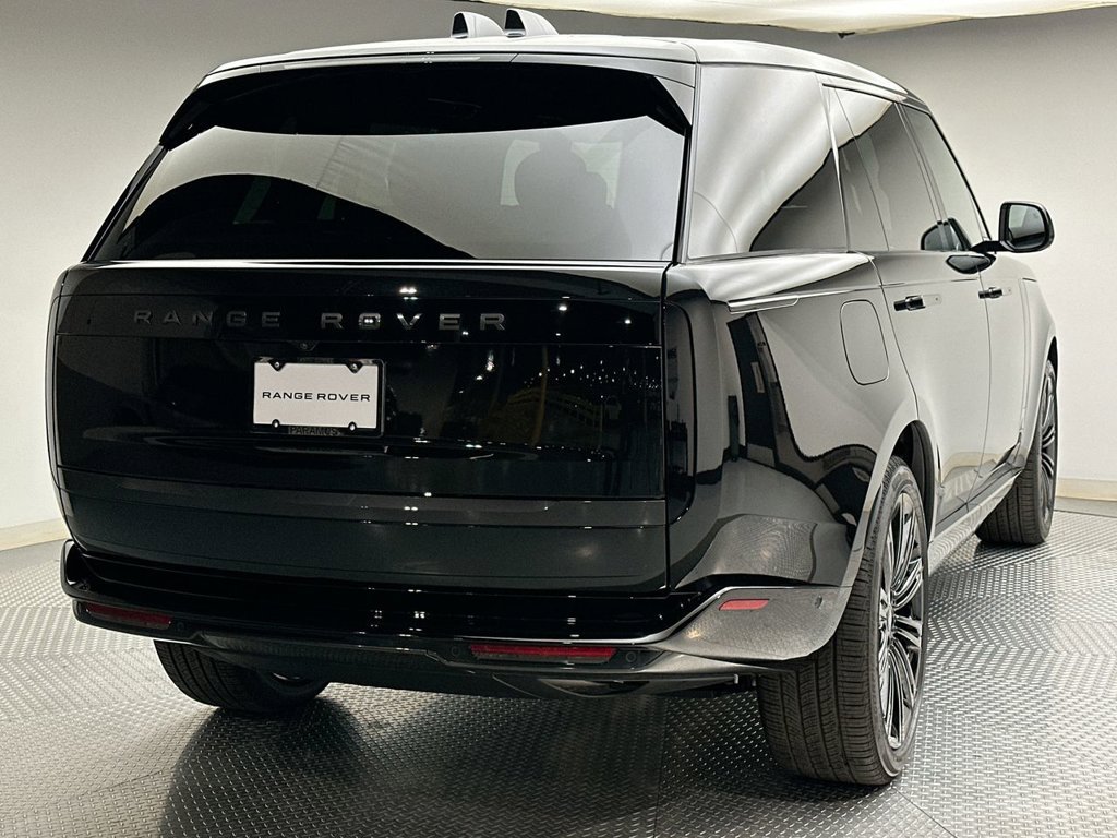 New 2027 Santorini Black Land Rover SE image 3