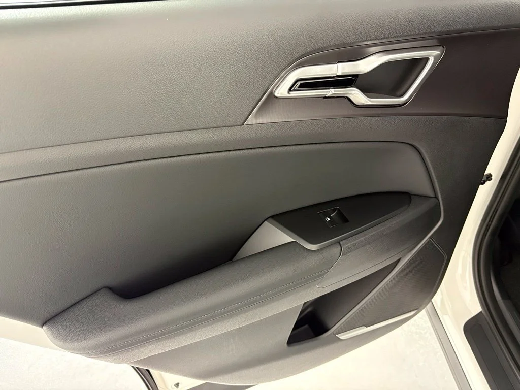 New 2027 Snow White Pearl Kia EX image 23