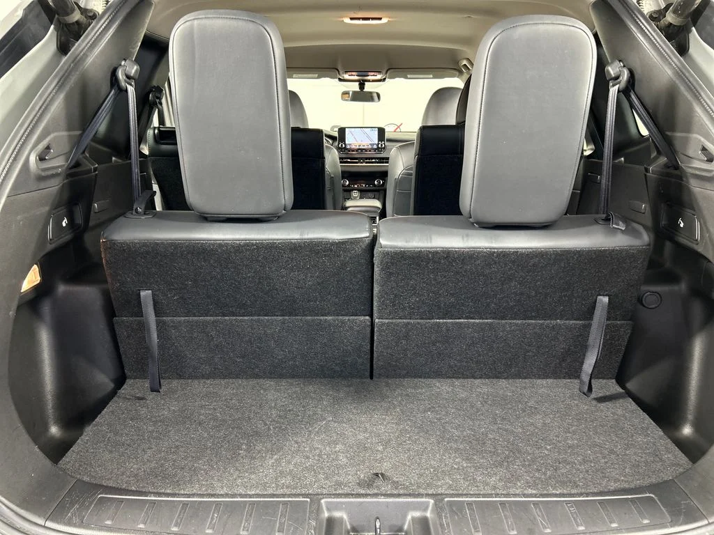 Used 2024 Silver Mitsubishi SE image 19