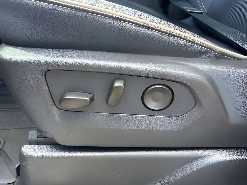 Used 2026 Polar White Tricoat Chevrolet Premier image 21