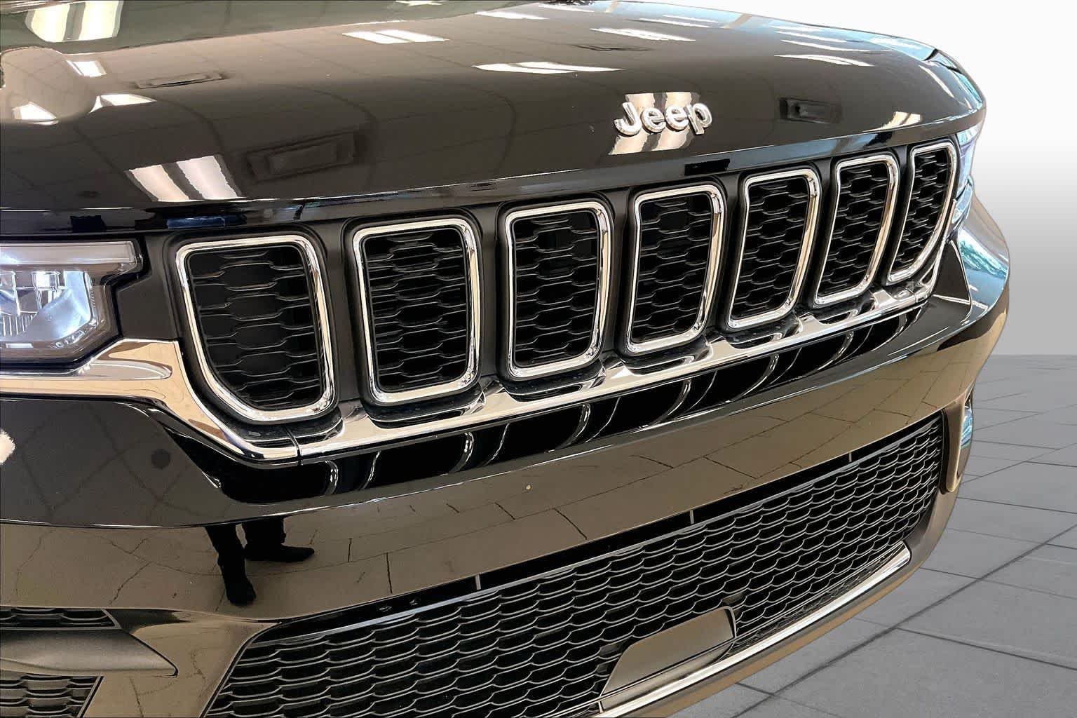 Used 2023 Diamond Black Crystal Pearlcoat Jeep Laredo image 28
