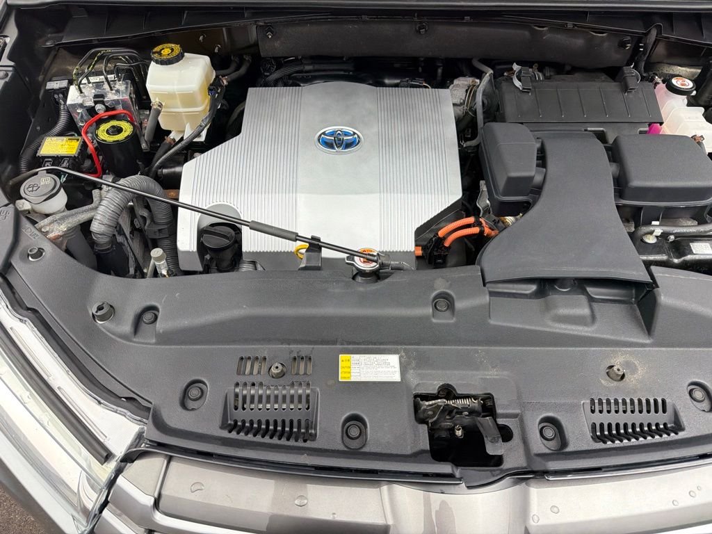 Used 2019 Silver Toyota XLE image 32