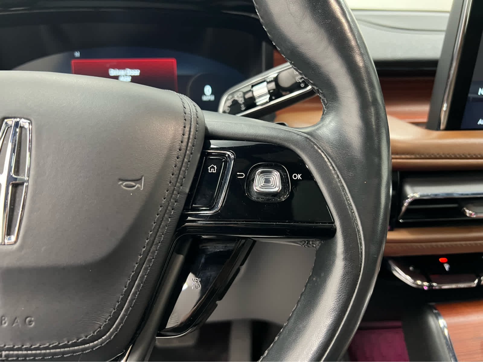 Used 2020 Infinite Black Metallic Lincoln Reserve image 19
