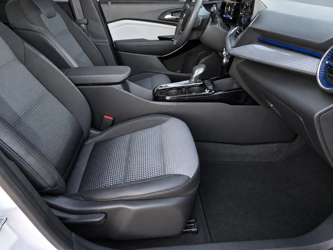 Used 2024 Summit White Chevrolet LT image 30