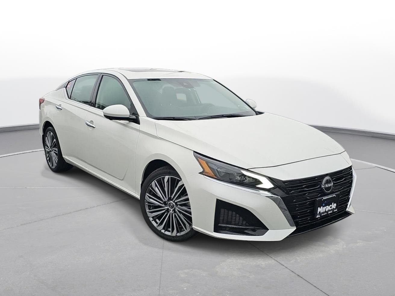 Used 2023 Pearl White Tricoat Nissan 2.5 SL image 4